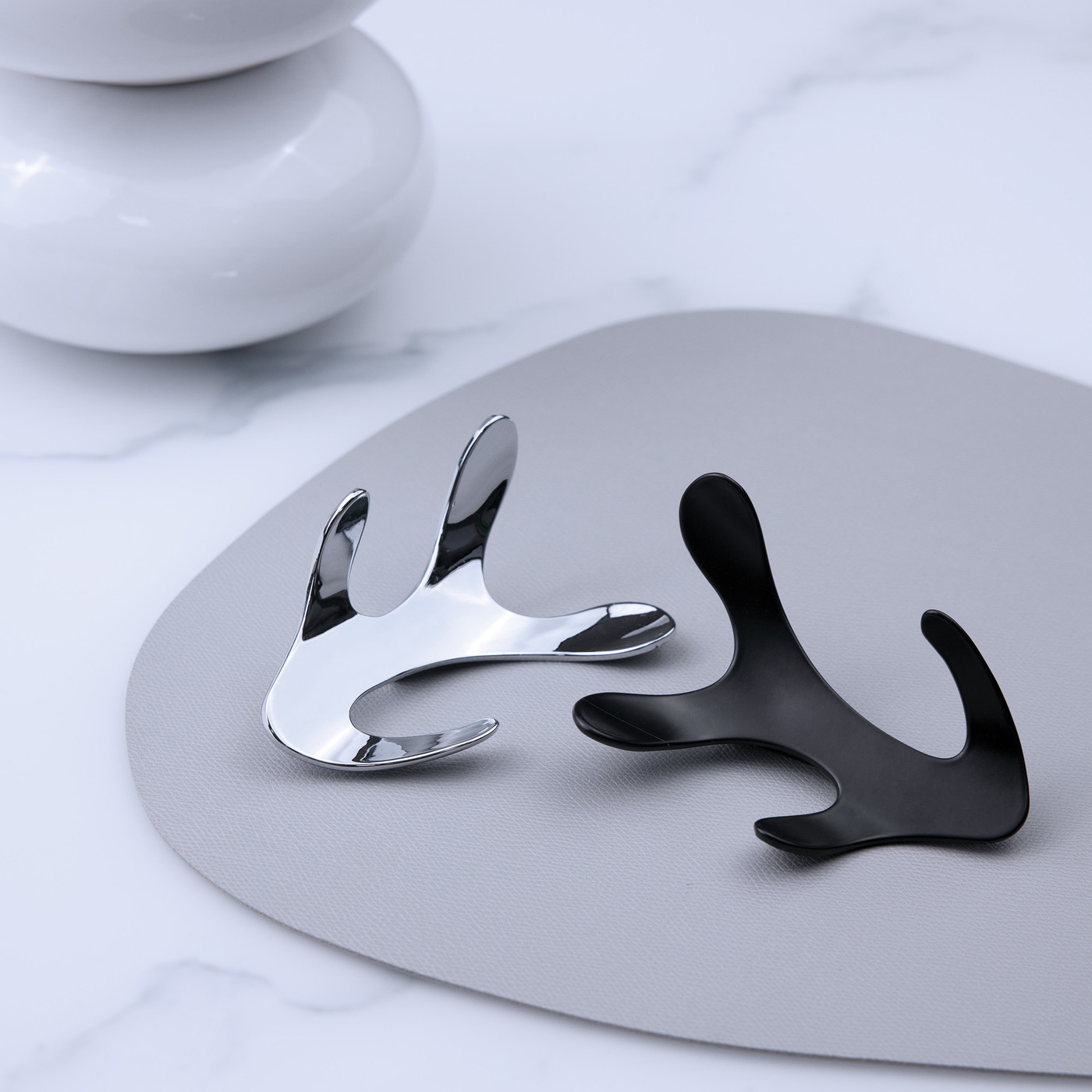 Крючок мебельный четырехрожковый KORAL черный матовый AKS 64163