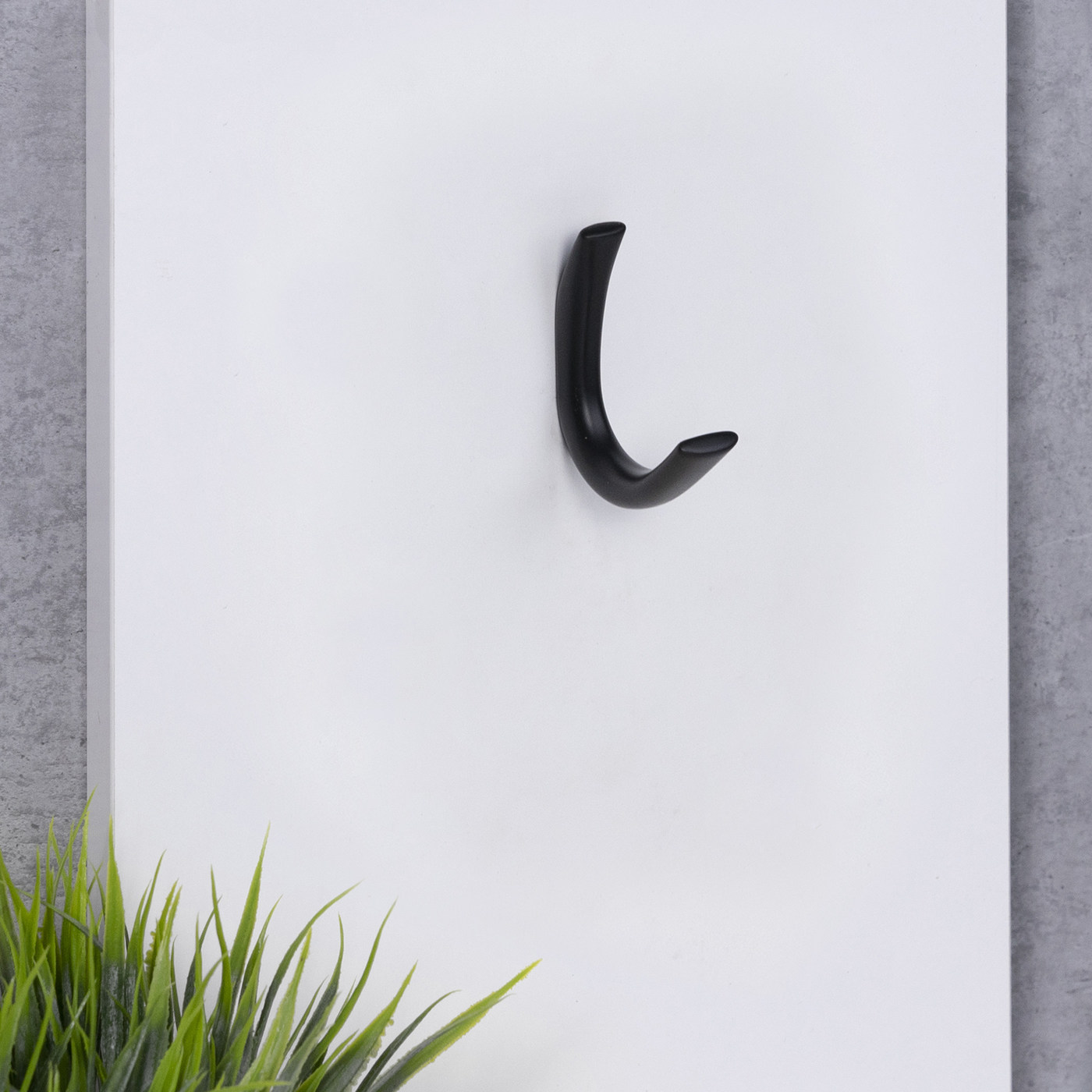 Крючок мебельный однорожковый SKY черный матовый AKS 81599