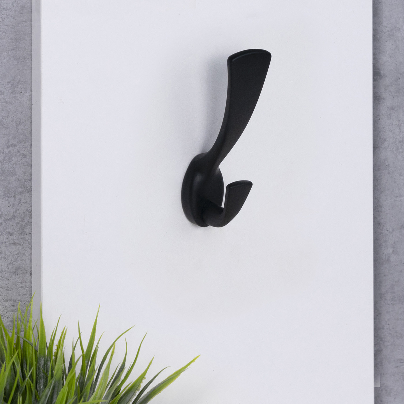 Крючок мебельный двухрожковый QUEEN черный матовый AKS 90281