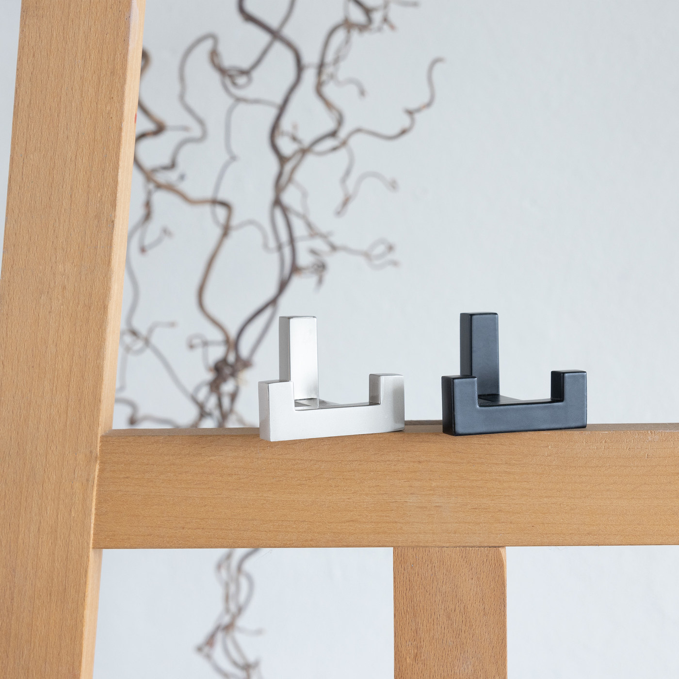 Крючок мебельный двухрожковый BENZ черный матовый AKS 80662