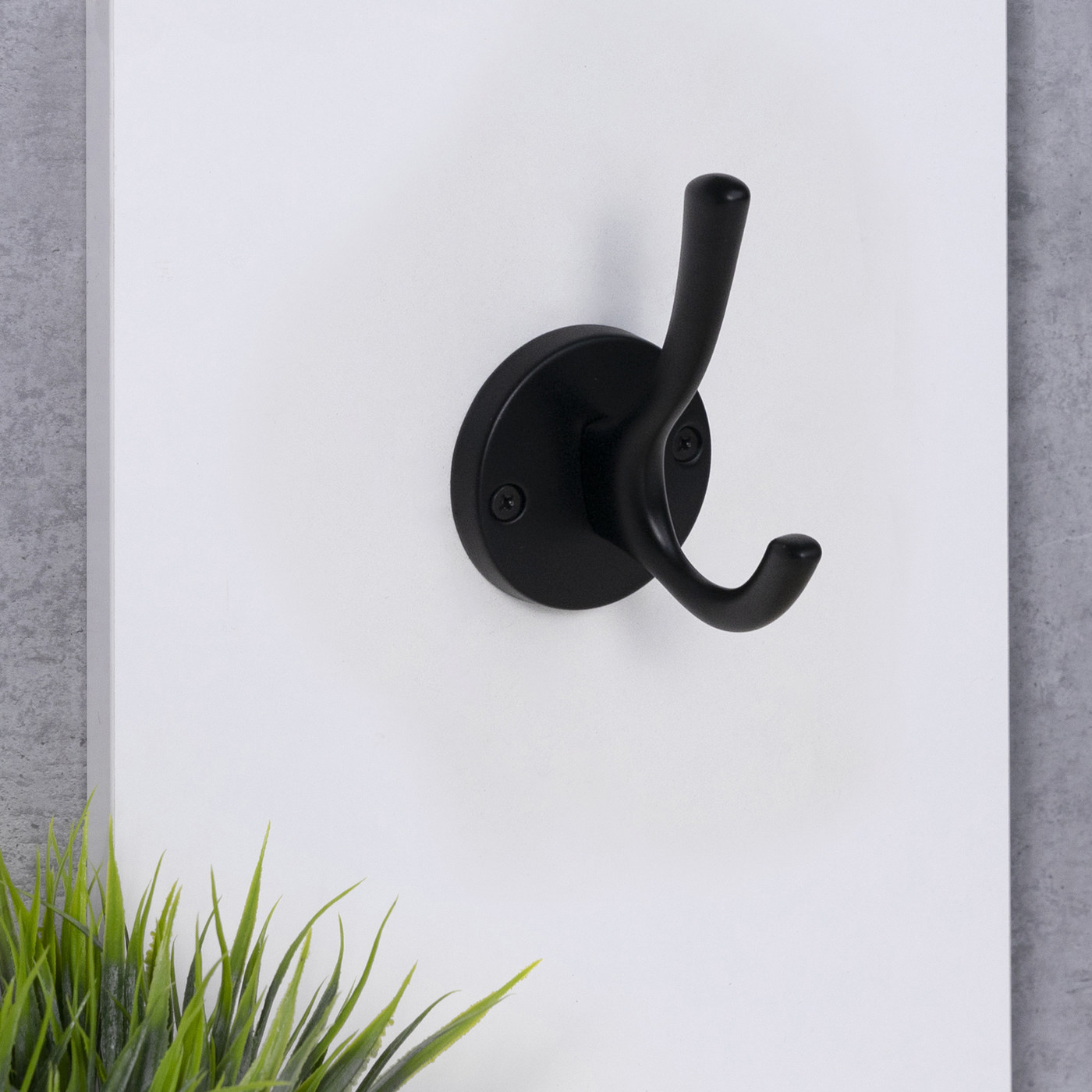 Крючок мебельный двухрожковый HORN черный AKS 56840