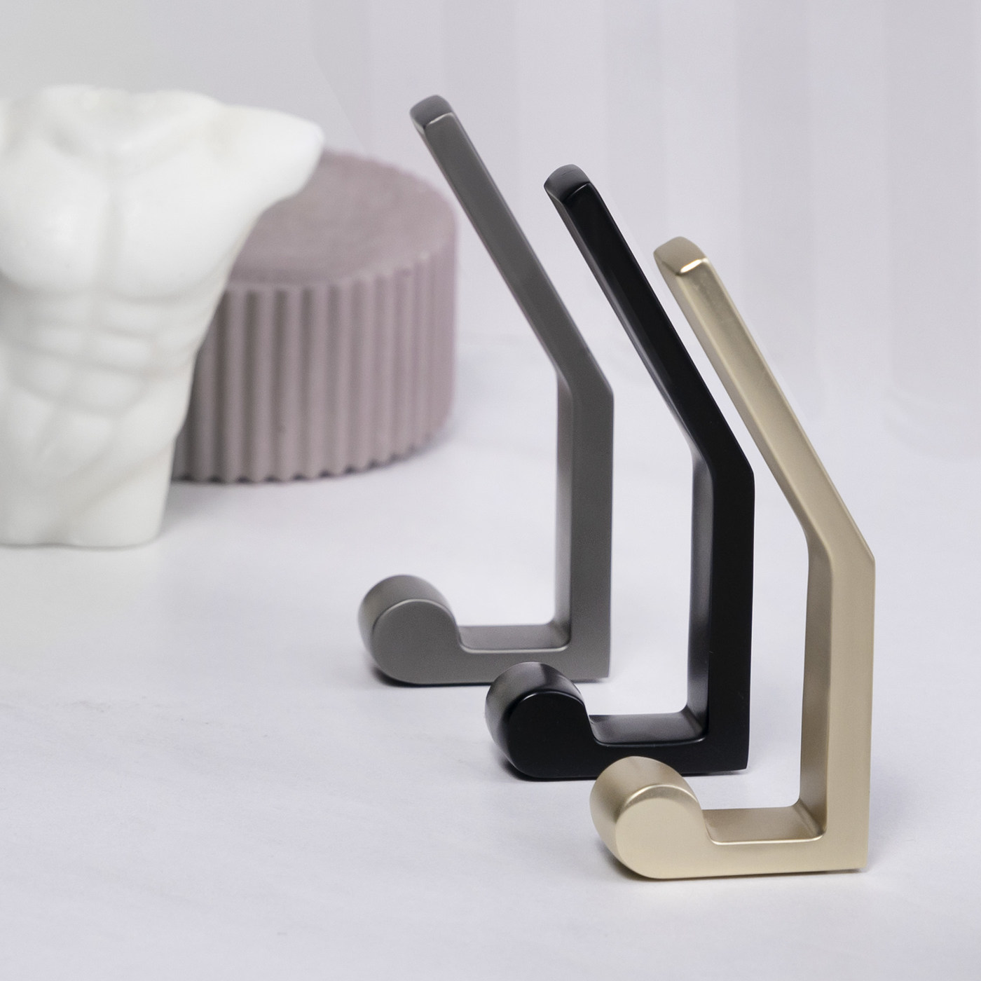 Крючок мебельный двухрожковый PEROLA графит AKS 104195