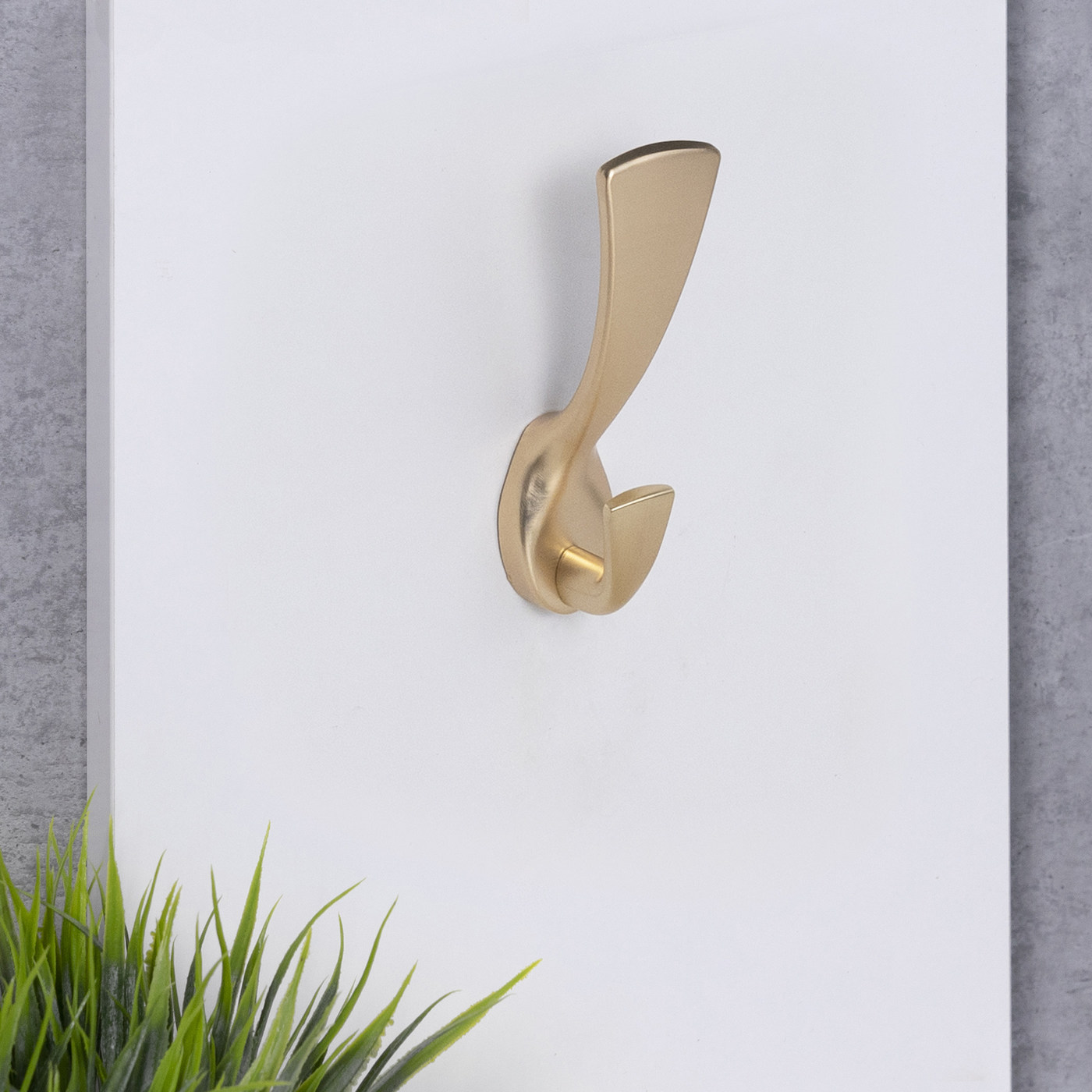 Крючок мебельный двухрожковый QUEEN брашированное золото AKS 90284