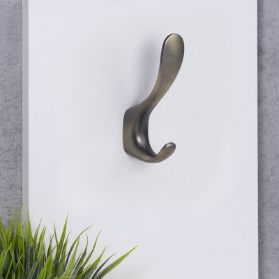 Крючок мебельный двухрожковый ROMA античная латунь матовая AKS 104204