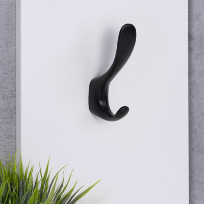 Крючок мебельный двухрожковый ROMA черный матовый AKS 104205