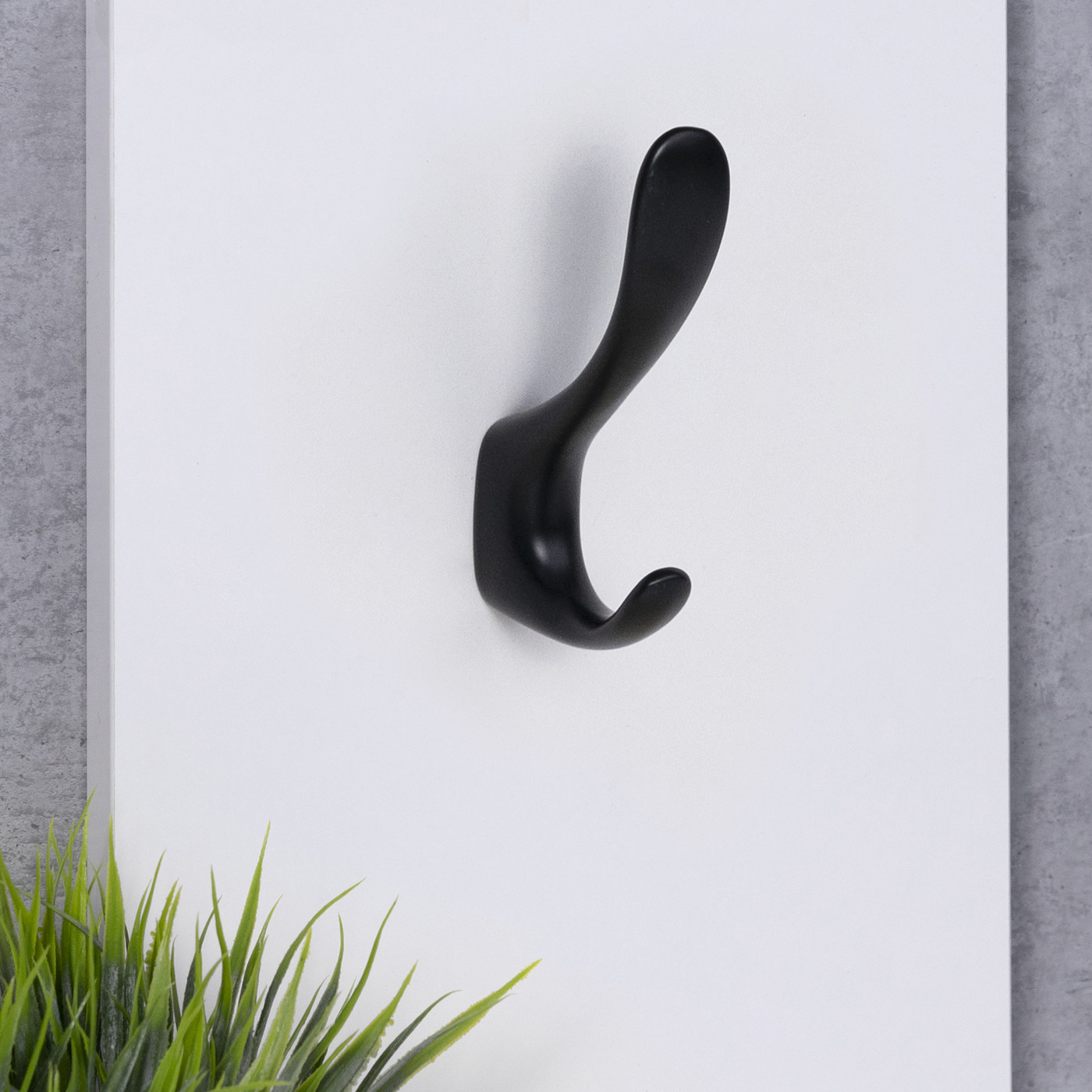 Крючок мебельный двухрожковый ROMA черный матовый AKS 104205