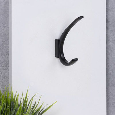 Крючок мебельный двухрожковый SKY черный AKS 81524