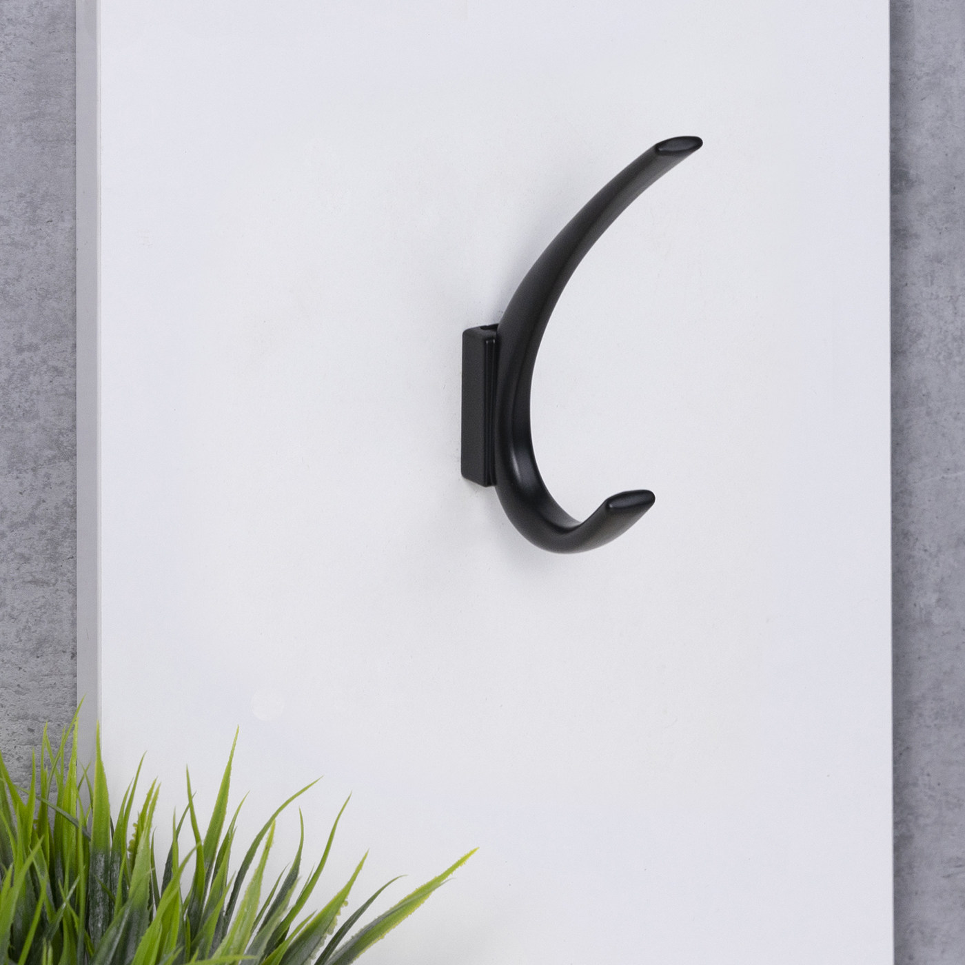 Крючок мебельный двухрожковый SKY черный AKS 81524