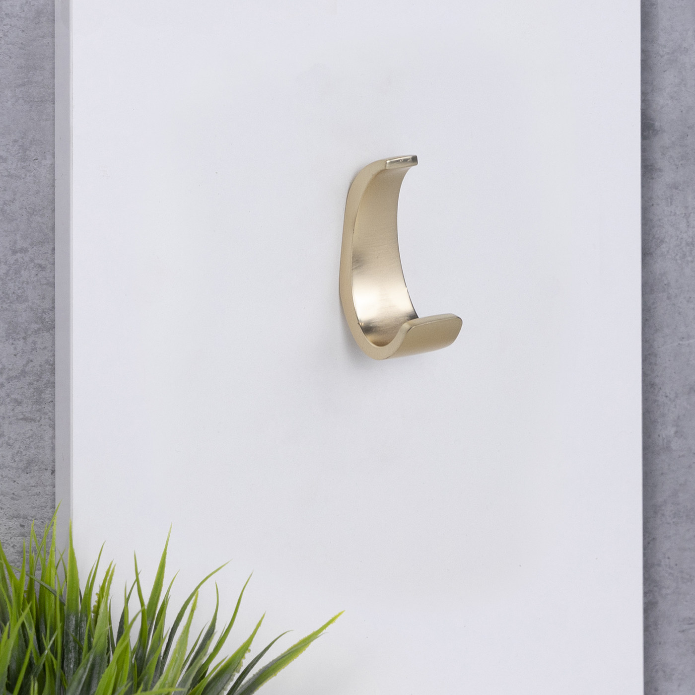 Крючок мебельный однорожковый MYHITO брашированное золото AKS 104197