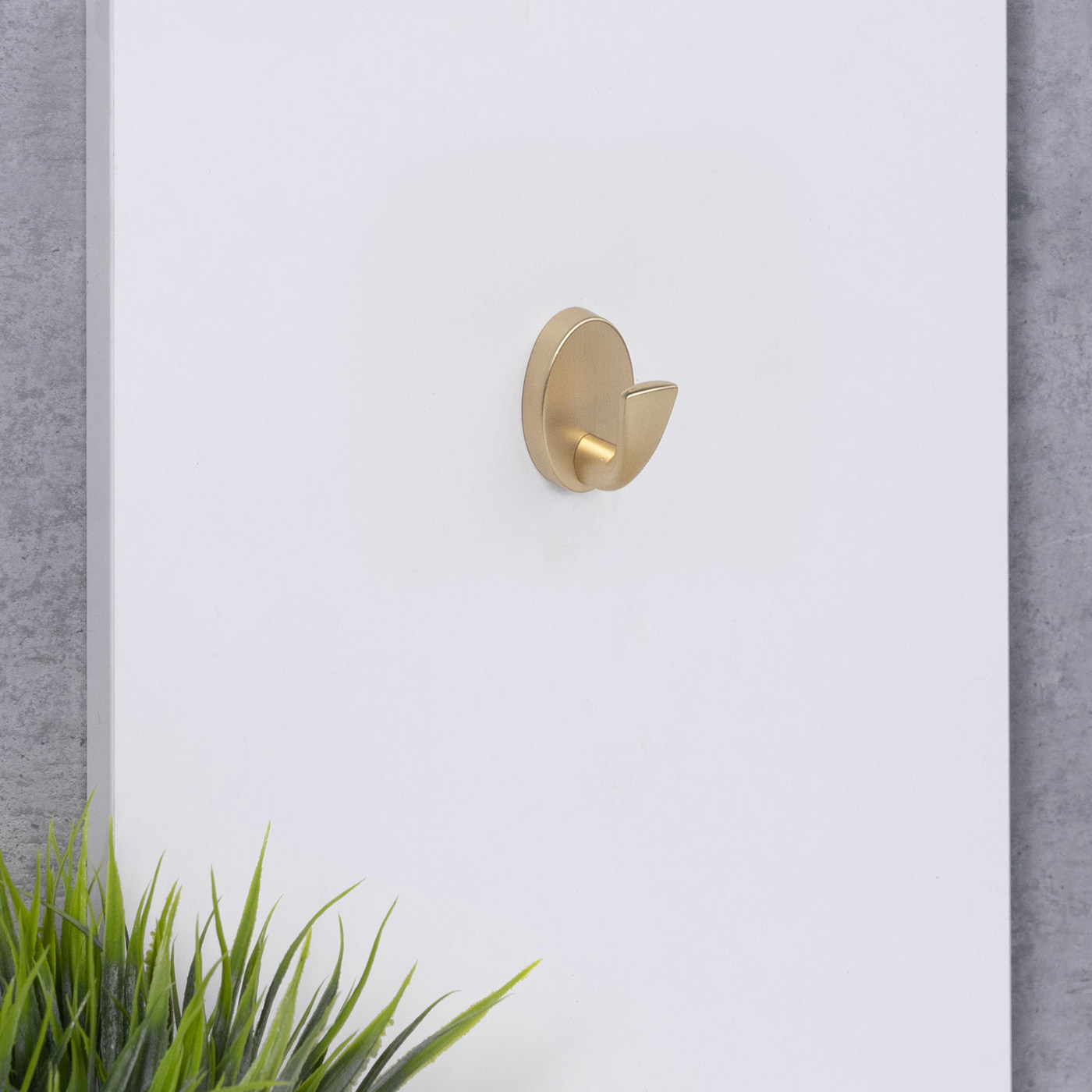 Крючок мебельный однорожковый QUEEN брашированное золото AKS 90287