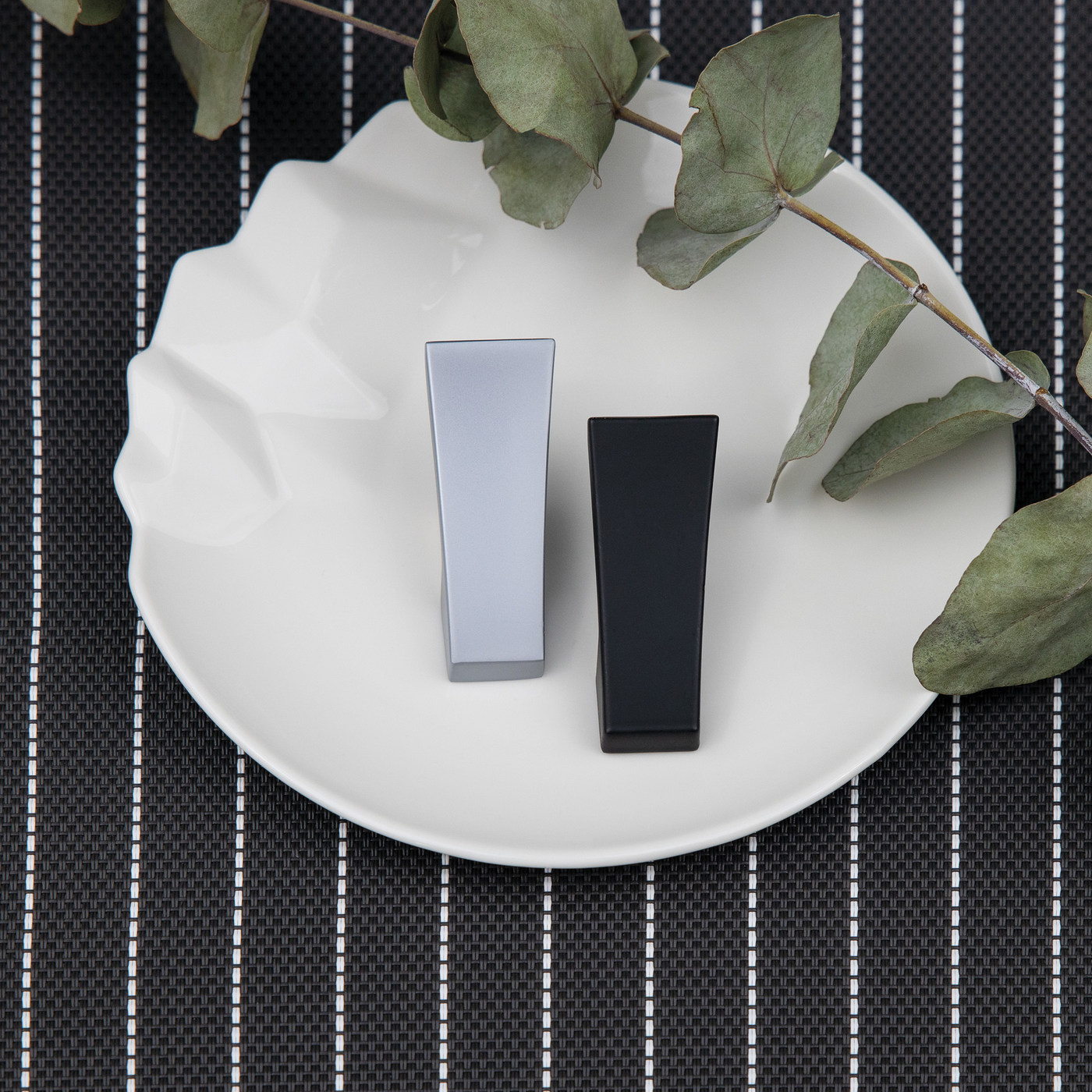 Крючок мебельный однорожковый SLASH хром матовый AKS 81552