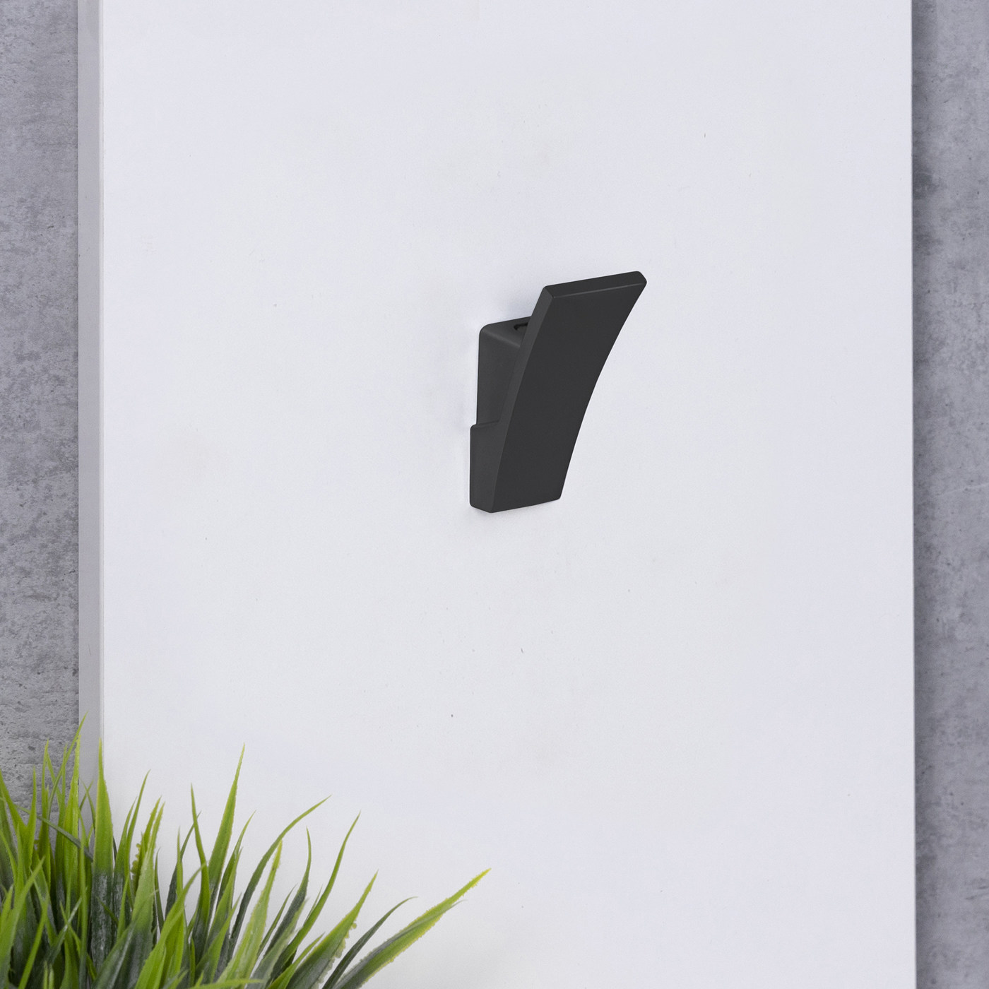 Крючок мебельный однорожковый SLASH черный матовый AKS 81551