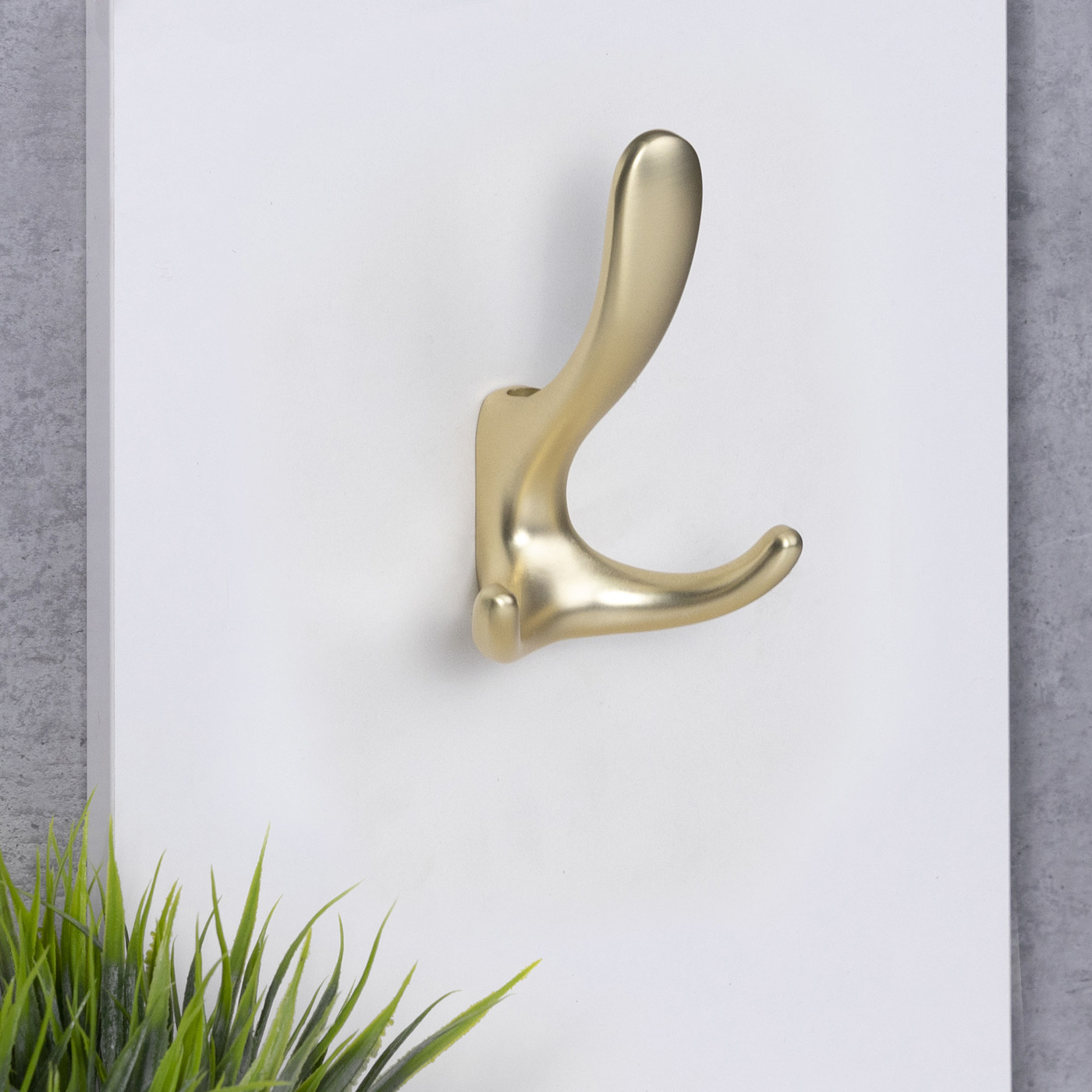 Крючок мебельный трехрожковый ROMA брашированное золото AKS 104206