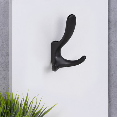 Крючок мебельный трехрожковый ROMA черный матовый AKS 104208