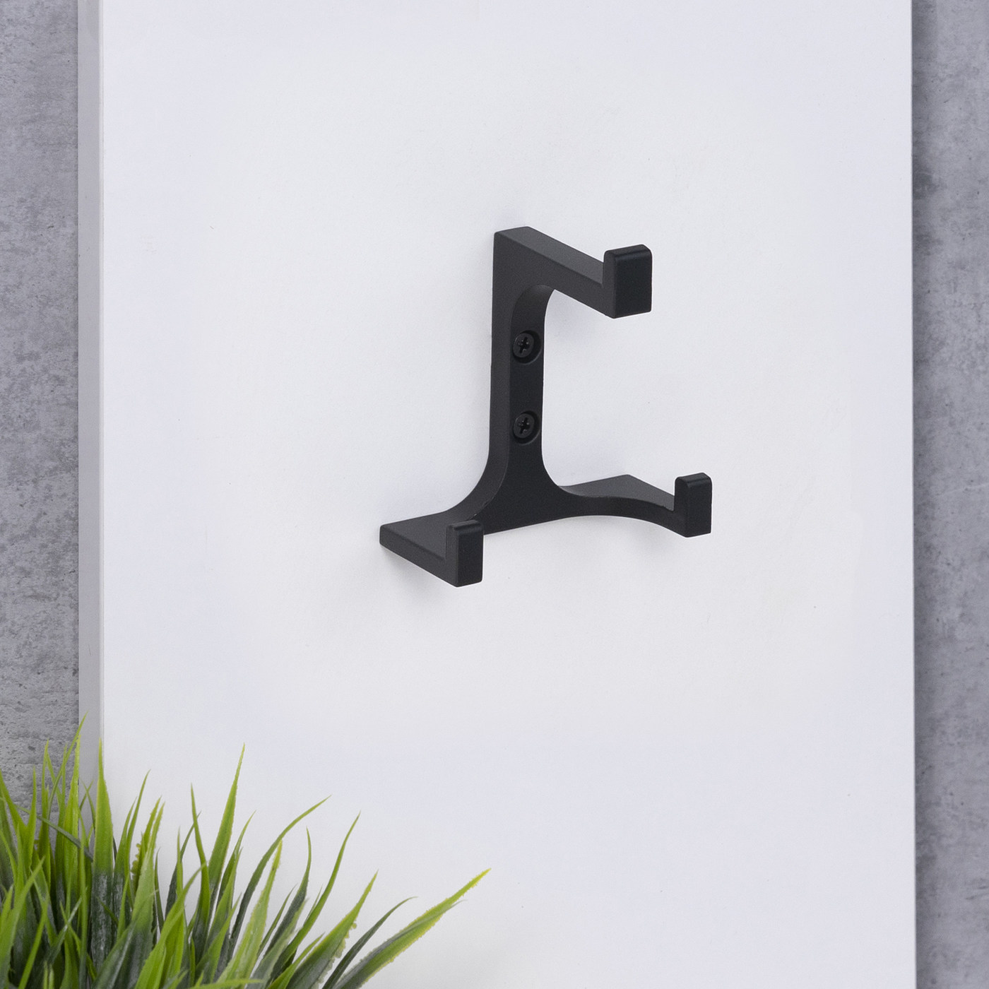 Крючок мебельный трехрожковый TRITON черный матовый AKS 62000