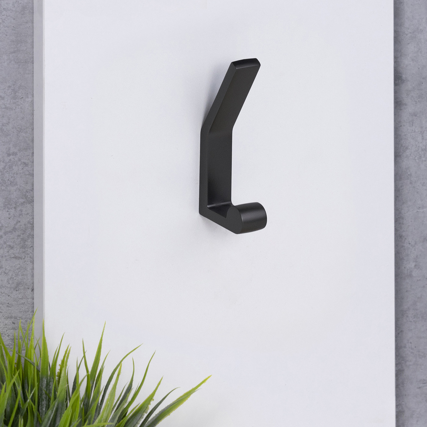 Крючок мебельный двухрожковый PEROLA черный матовый AKS 104186