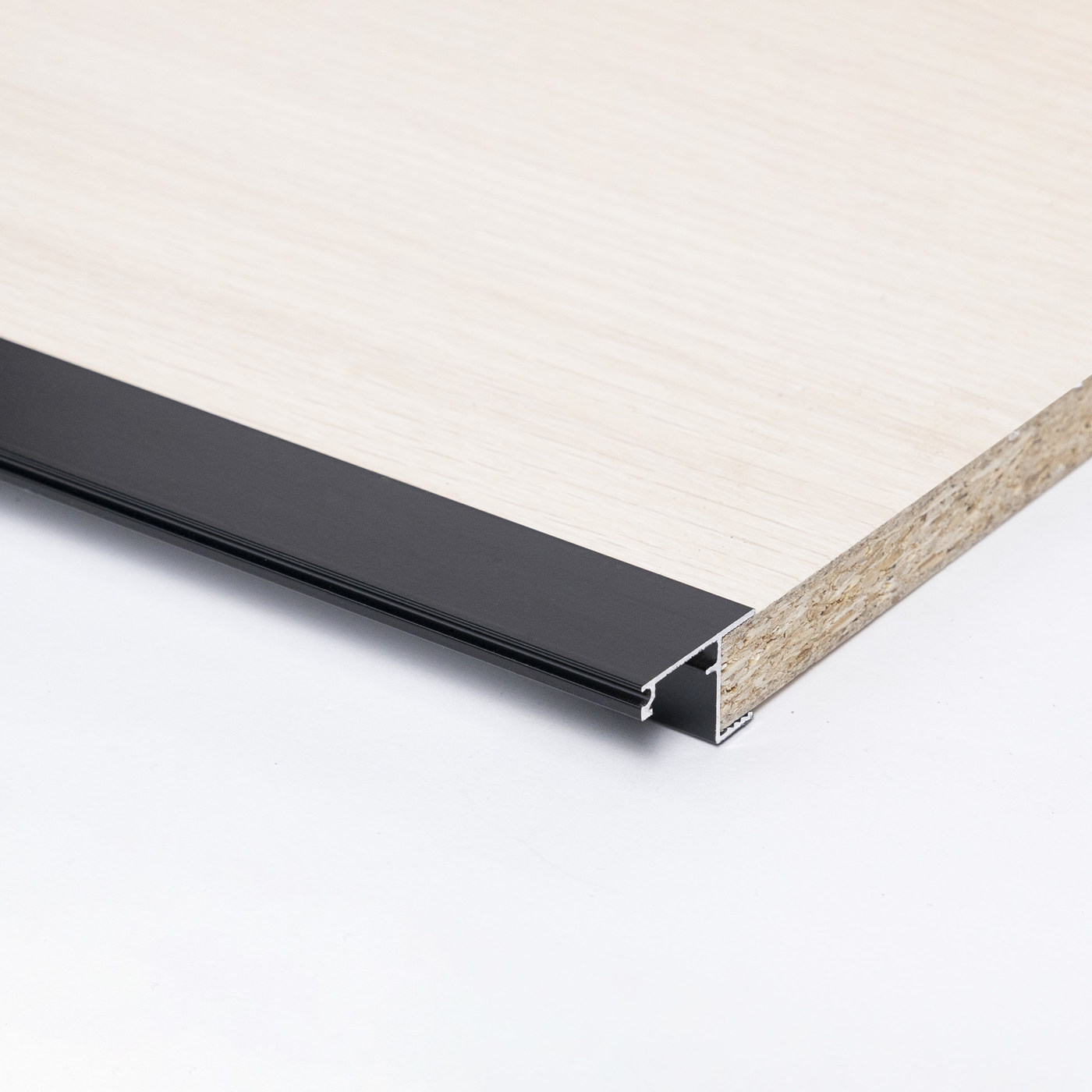 Профиль алюминиевый CAPELLA-3018B накладной с черным экраном, черный, ДСП 18мм, 2м AKS 105021