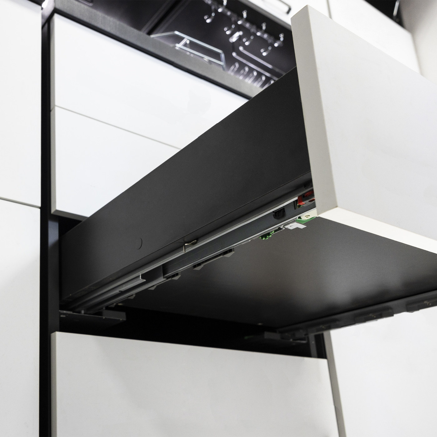 Направляющая скрытого монтажа L-350 push to open+довод ДСП16-18mm с замками левая+правая AKS 92936