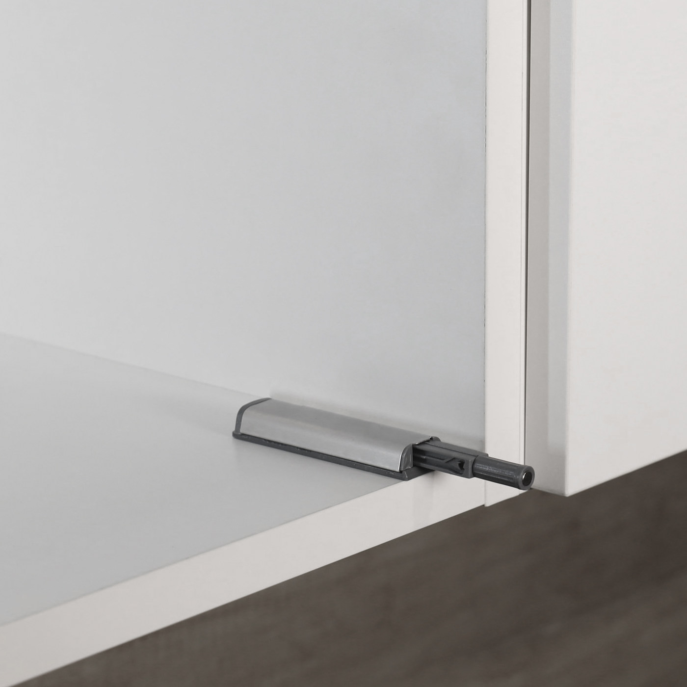 Толкатель push-to-open в металлическом корпусе, магнит. наконечник AKS 74055