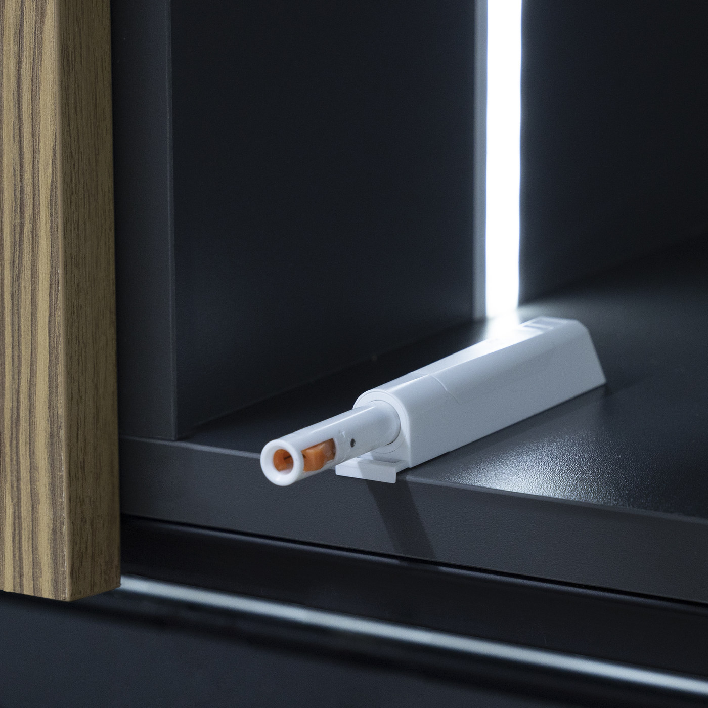 Толкатель push-to-open наконечник с фиксацией накладной белый AKS PLUS 105008