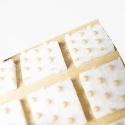 Подкладка самоприлипающая фетровая прорезиненная 15*15 (1 лист45 шт) белая AKS 109801