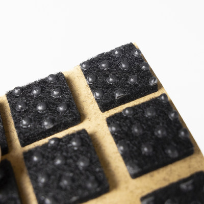 Подкладка самоприлипающая фетровая прорезиненная 15*15 (1 лист45 шт) черная AKS 109802