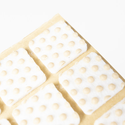 Подкладка самоприлипающая фетровая прорезиненная 20*20 (1 лист28 шт) белая AKS 109740