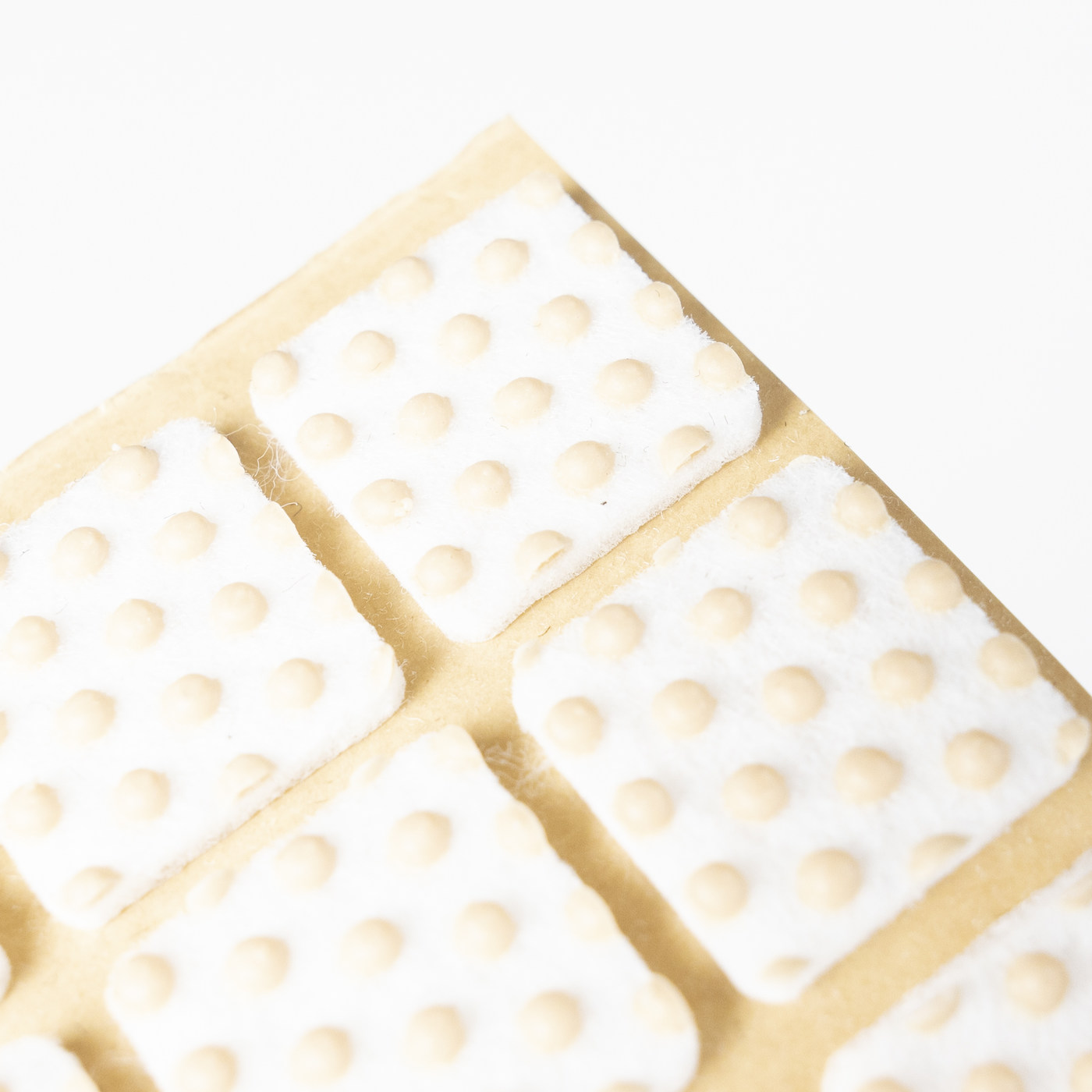 Подкладка самоприлипающая фетровая прорезиненная 20*20 (1 лист28 шт) белая AKS 109740