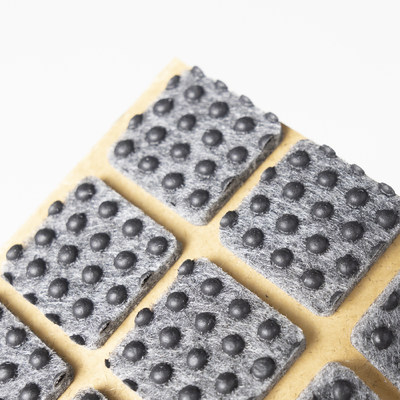 Подкладка самоприлипающая фетровая прорезиненная 20*20 (1 лист28 шт) серая AKS 109741