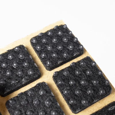 Подкладка самоприлипающая фетровая прорезиненная 20*20 (1 лист28 шт) черная AKS 109742