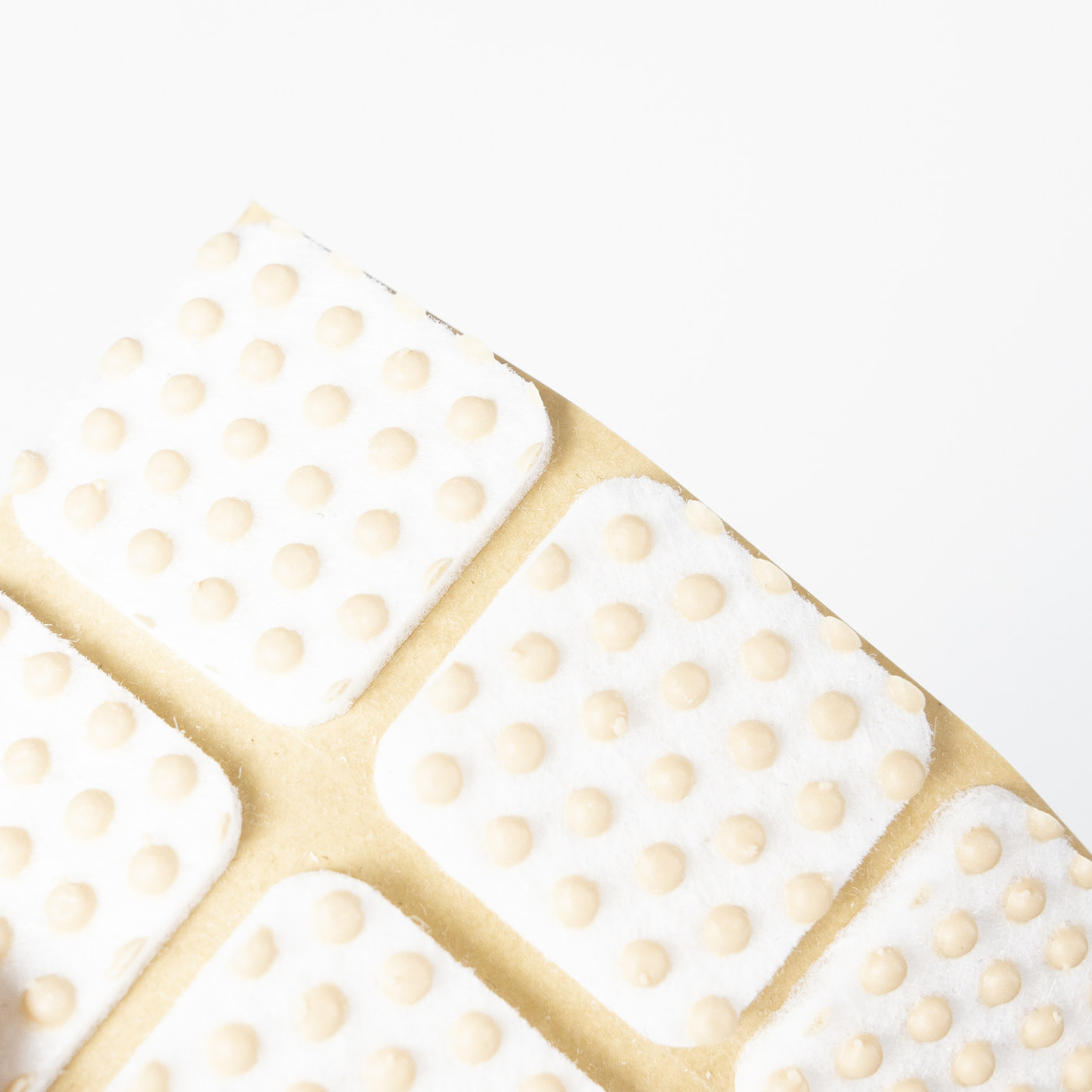 Подкладка самоприлипающая фетровая прорезиненная 25*25 (1 лист18 шт) белая AKS 109744