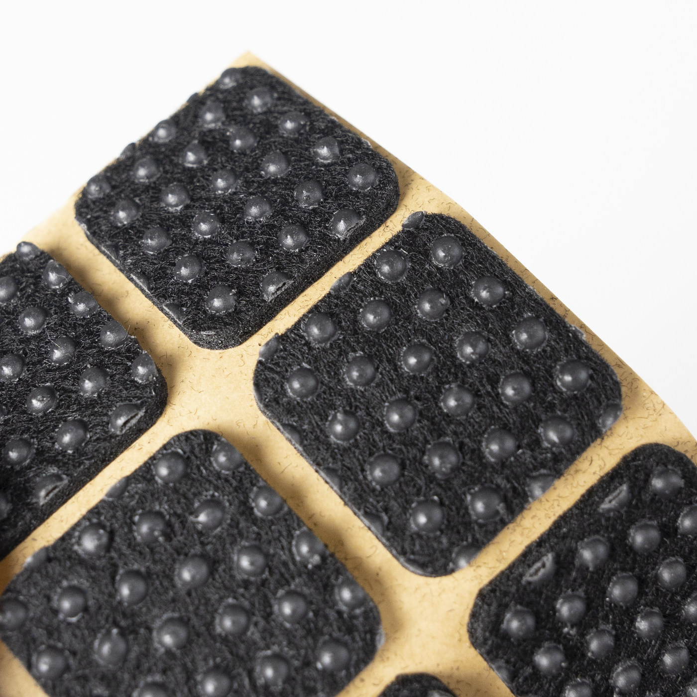 Подкладка самоприлипающая фетровая прорезиненная 25*25 (1 лист18 шт) черная AKS 109745