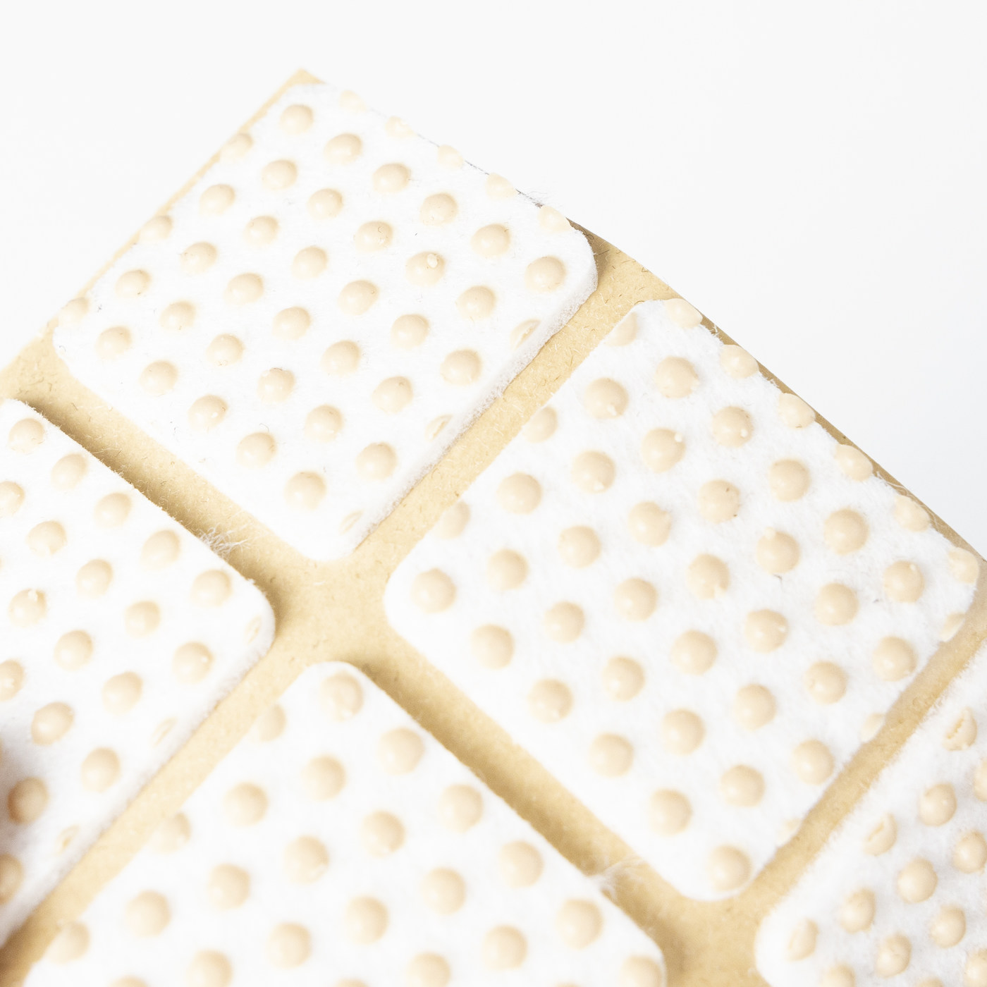 Подкладка самоприлипающая фетровая прорезиненная 30*30 (1 лист15 шт) белая AKS 109747