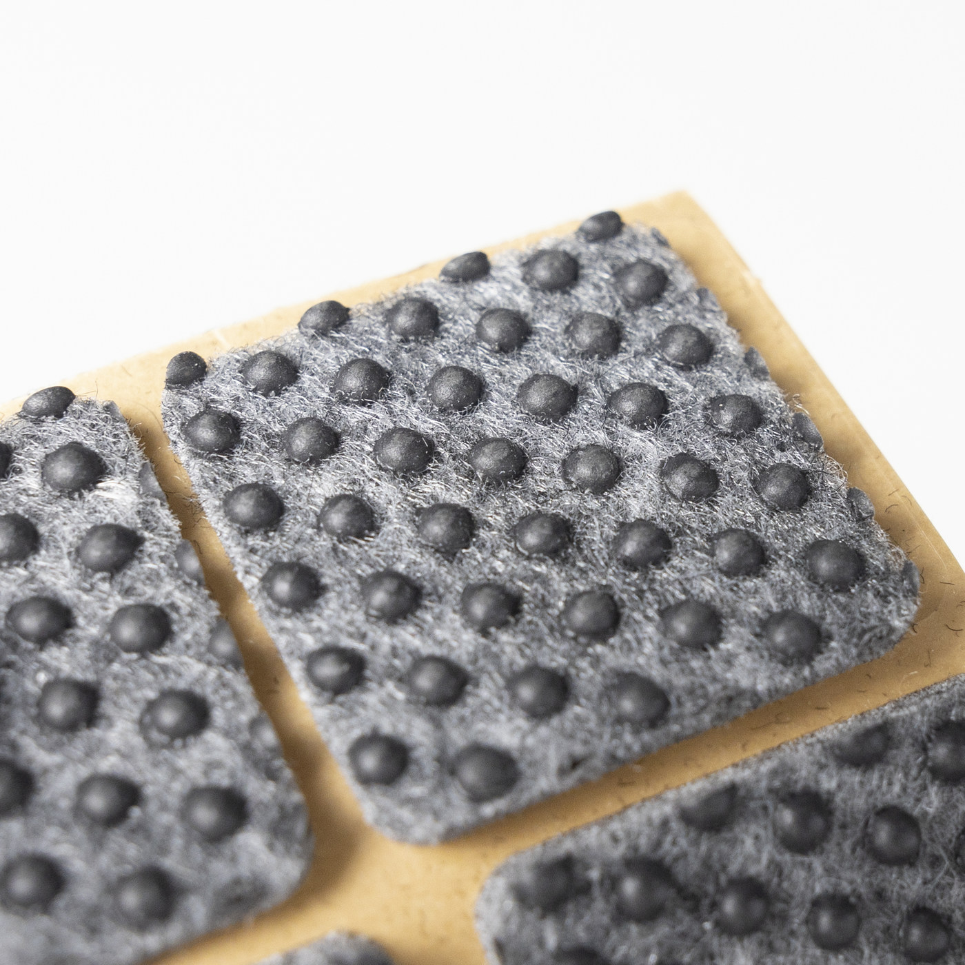 Подкладка самоприлипающая фетровая прорезиненная 30*30 (1 лист15 шт) серая AKS 109749