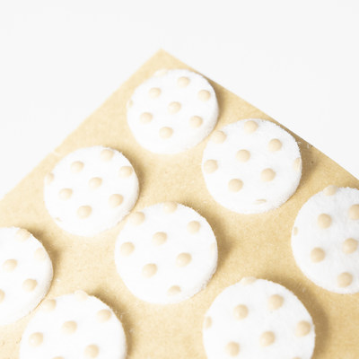 Подкладка самоприлипающая фетровая прорезиненная d15 мм (1 лист - 45 шт.) белая AKS 109793