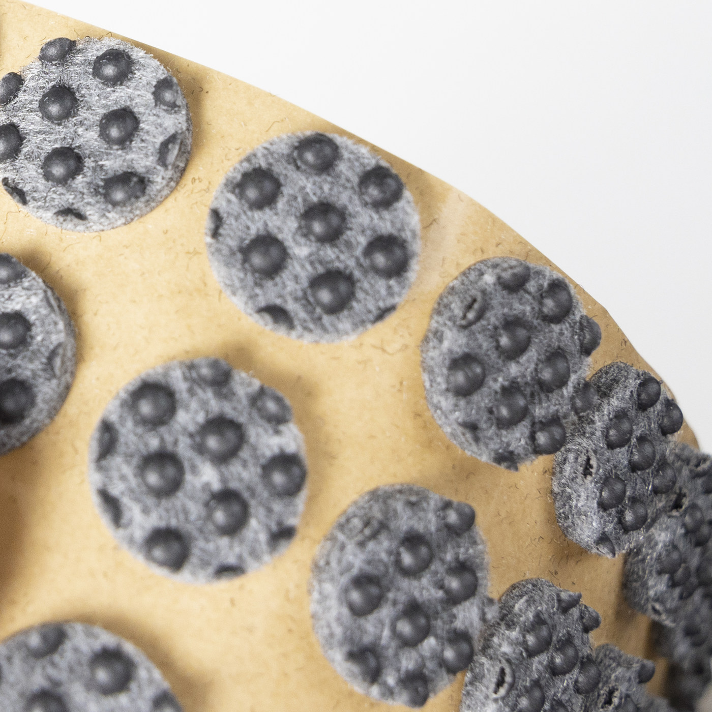 Подкладка самоприлипающая фетровая прорезиненная d15 мм (1 лист - 45 шт.) серая AKS 109794