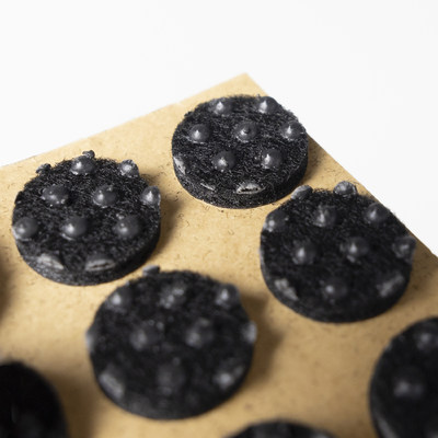 Подкладка самоприлипающая фетровая прорезиненная d15 мм (1 лист - 45 шт.) черная AKS 109795