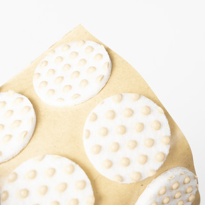 Подкладка самоприлипающая фетровая прорезиненная d20 мм (1 лист - 28 шт.) белая AKS 109737