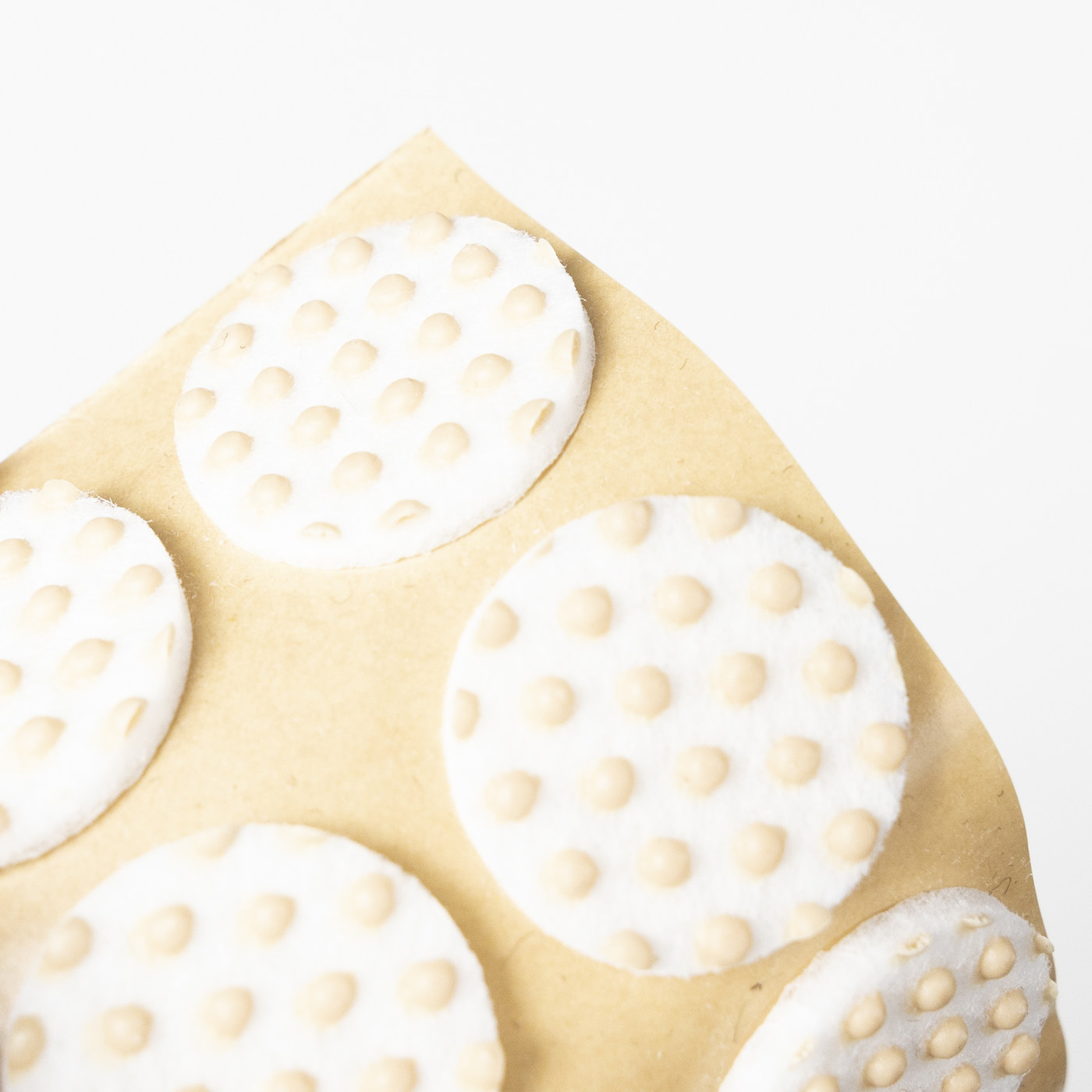 Подкладка самоприлипающая фетровая прорезиненная d20 мм (1 лист - 28 шт.) белая AKS 109737