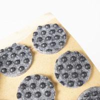 Подкладка самоприлипающая фетровая прорезиненная d20 мм (1 лист - 28 шт.) серая AKS 109738