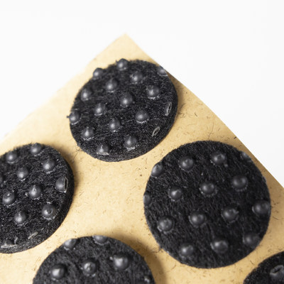 Подкладка самоприлипающая фетровая прорезиненная d20 мм (1 лист - 28 шт.) черная AKS 109739