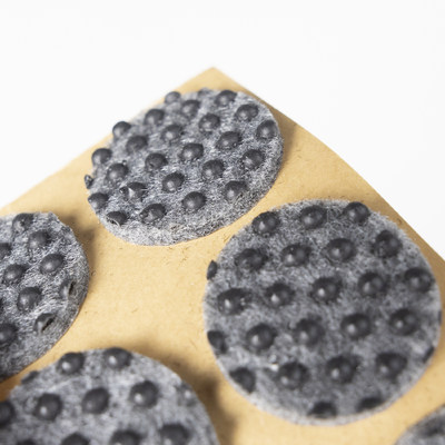 Подкладка самоприлипающая фетровая прорезиненная d25 мм (1 лист - 18 шт.) серая AKS 109726