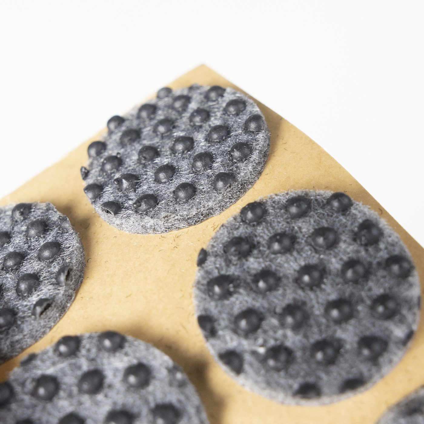 Подкладка самоприлипающая фетровая прорезиненная d25 мм (1 лист - 18 шт.) серая AKS 109726