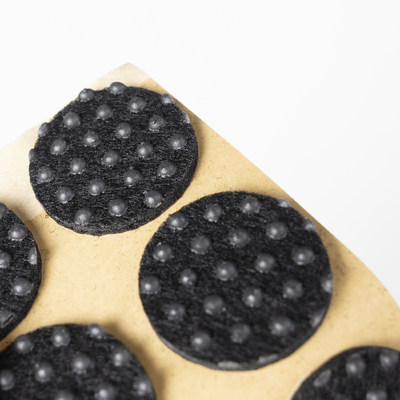 Подкладка самоприлипающая фетровая прорезиненная d25 мм (1 лист - 18 шт.) черная AKS 109727