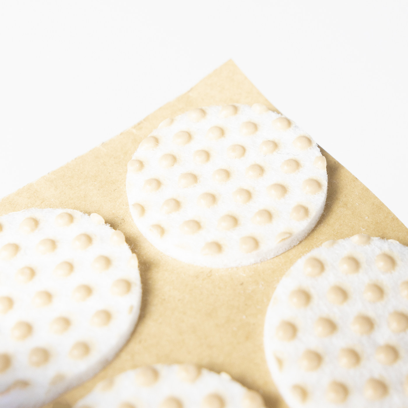 Подкладка самоприлипающая фетровая прорезиненная d30 мм (1 лист - 15 шт.) белая AKS 109728