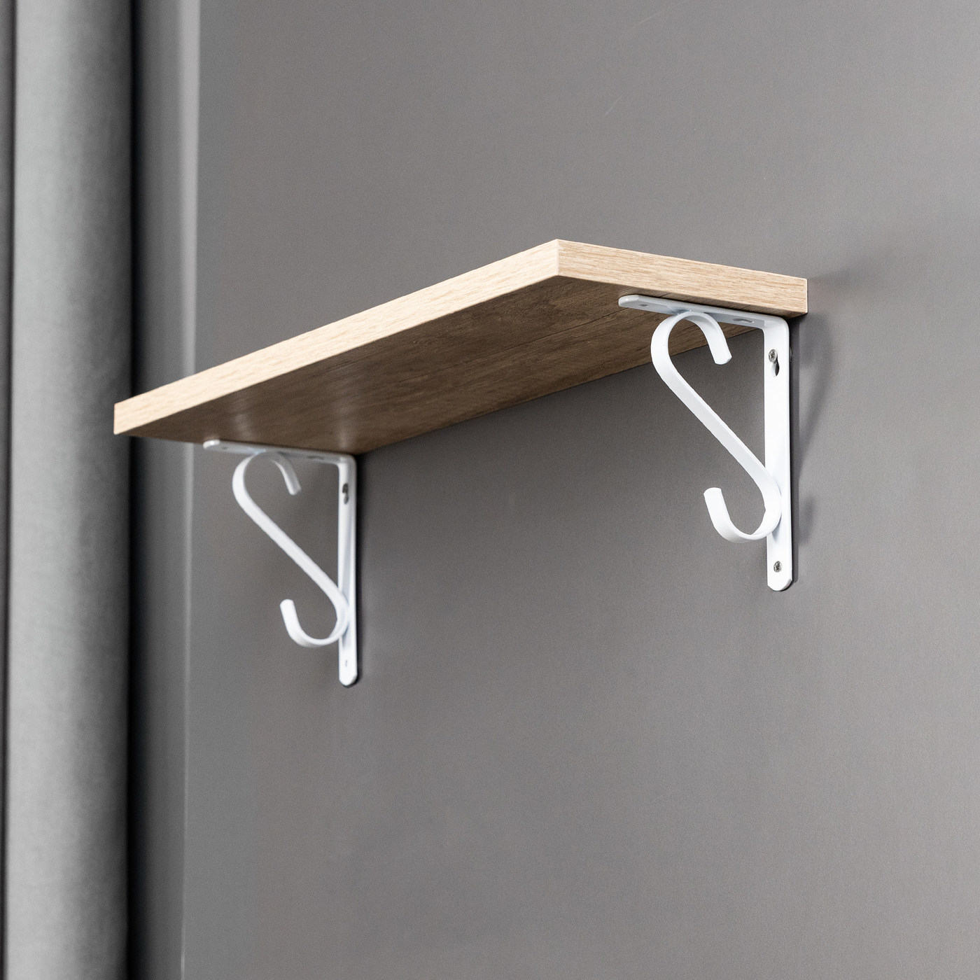 Полкодержатель SONATA 140*95*20*3, белый AKS  68574