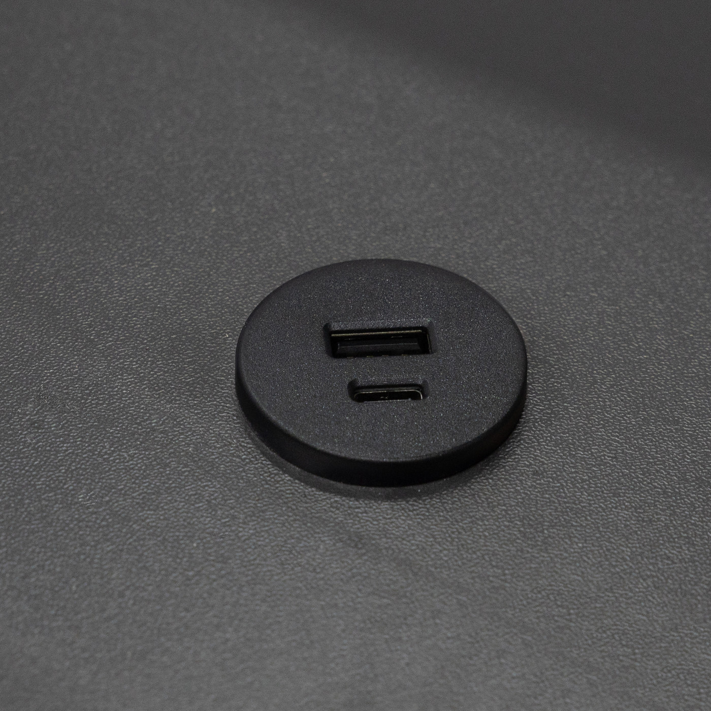 Устройство для зарядки аккумуляторов черный GNI-USB 1*USB/1*TYPE-C/12VDC.5VDC 2/1A AKS 60927