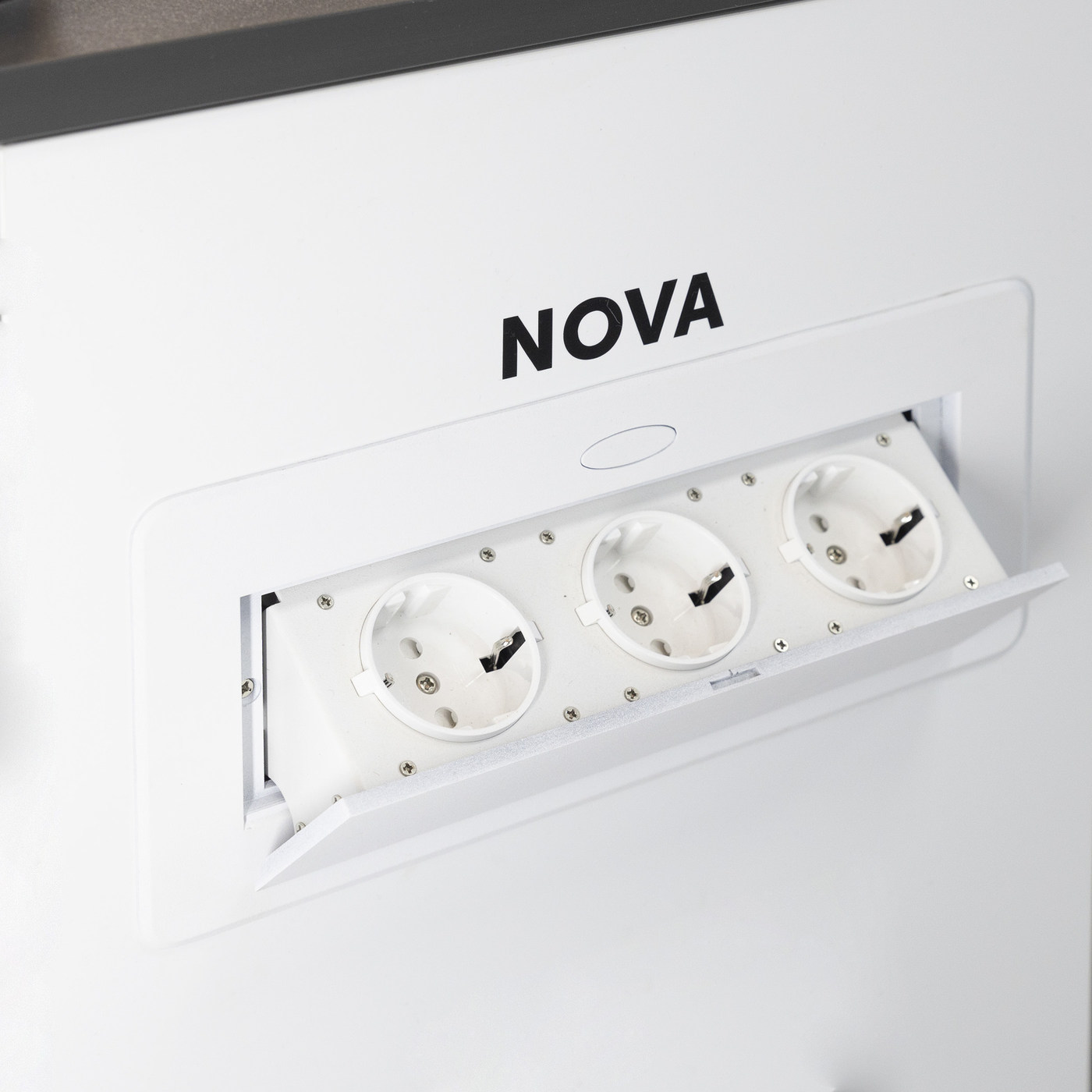 Выдвижной удлинитель AKS NOVA, 3 розетки, 2м, белый AKS 85088