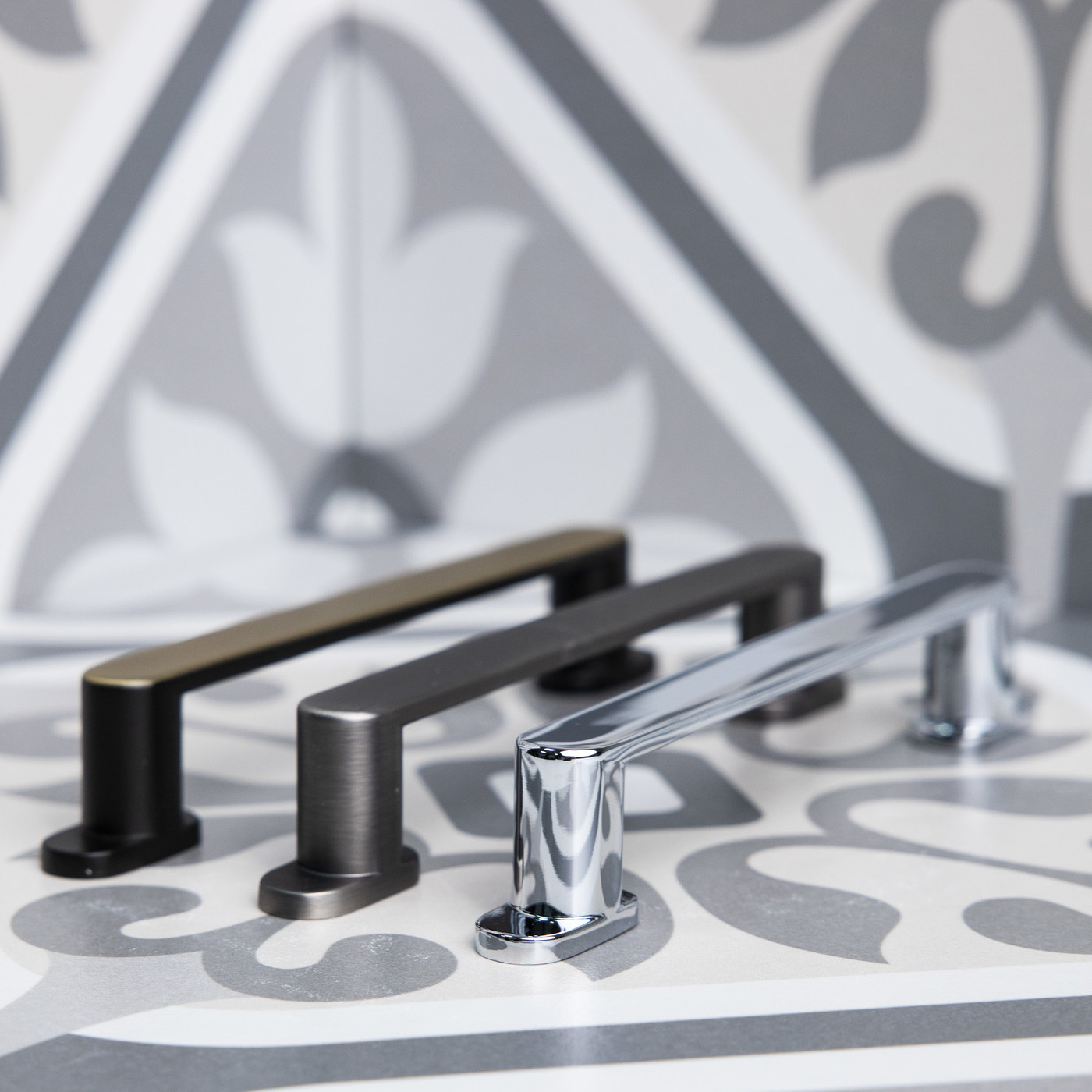 Ручка мебельная GRAND-128 черный+латунь AKS 56788