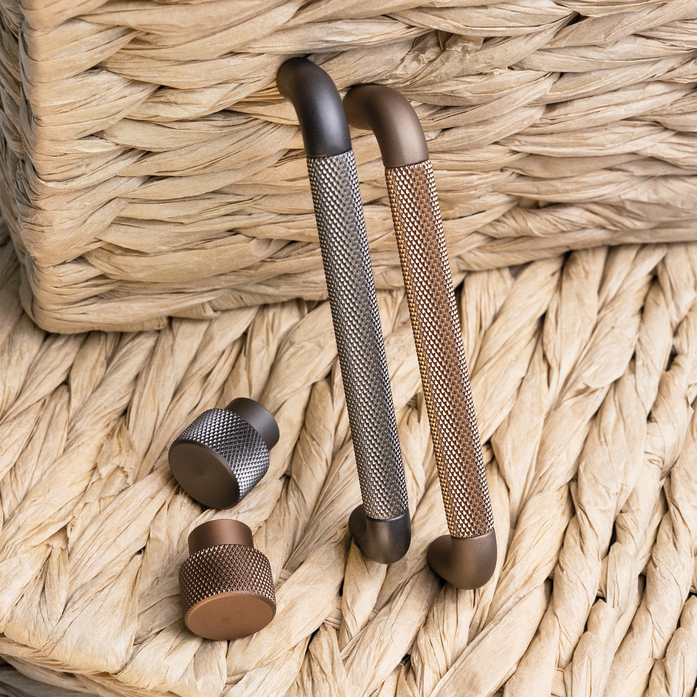 Ручка мебельная кнопка мет. FLUID графит AKS 103275